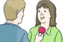 Mann hat Mikrofon in der Hand und stellt einer Frau eine Frage