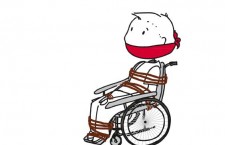 Ein Rollstuhlfahrer, der gefesselt und geknebelt an einen Rollstuhl ist