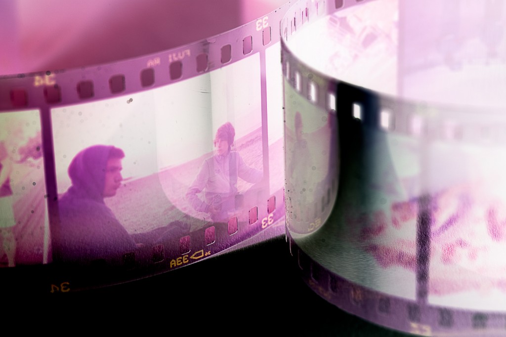 Ein Negativfilm auf den man zwei Jungen im Gespräch sieht.