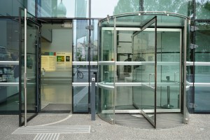 eine leicht zu öffnende automatische Tür vor dem Universalmuseum Joanneum / Österreich