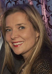 Das Bild zeigt das Gesicht der Autorin Alexandra Lüthen. Sie lächelt und hat lange blonde Haare.