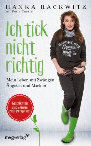 Zu sehen ist das Buchcover. Darauf Hanka Rackwitz in brauner Kleidung und grünen Gummistiefeln. In grüner Schrift daneben der Titel: "Ich tick nicht richtig"