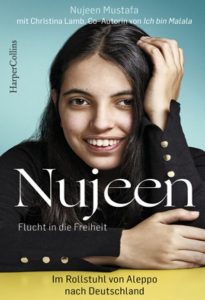 Die Autorin Nujeen lächelt in die Kamera. Unter ihr steht: "Nujeen - Flucht in die Freiheit"