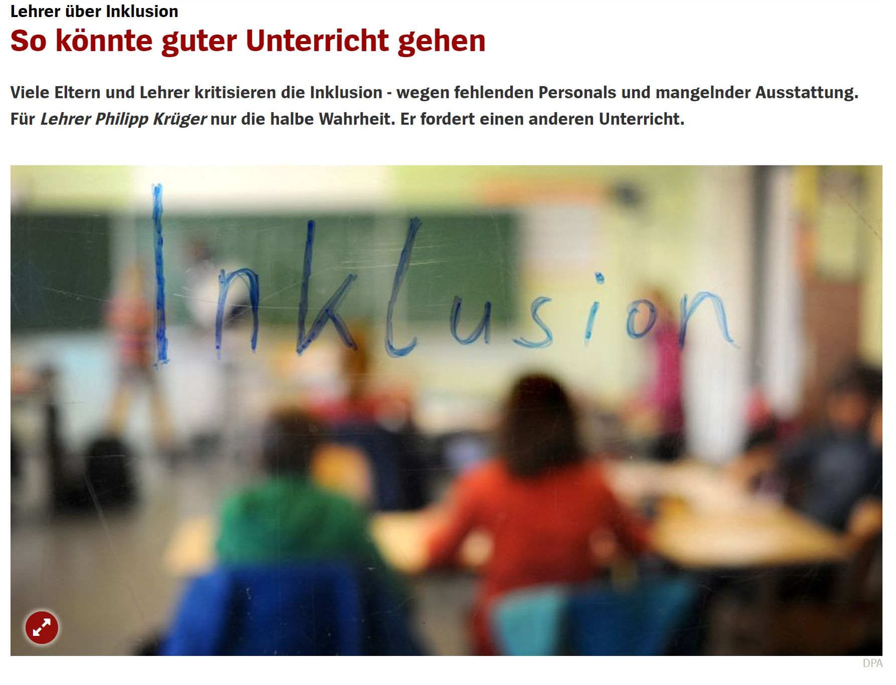 Ein Klassenzimmer mit Schüler*innen ist zu sehen. Die Kinder sind von hinten und nur verschwommen zu sehen, im Vordergrund steht das Wort Inklusion.