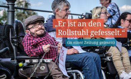 Raul Krauthausen: “Sollten Sie tatsächlich jemanden treffen, der an den Rollstuhl gefesselt ist, binden Sie ihn los.”