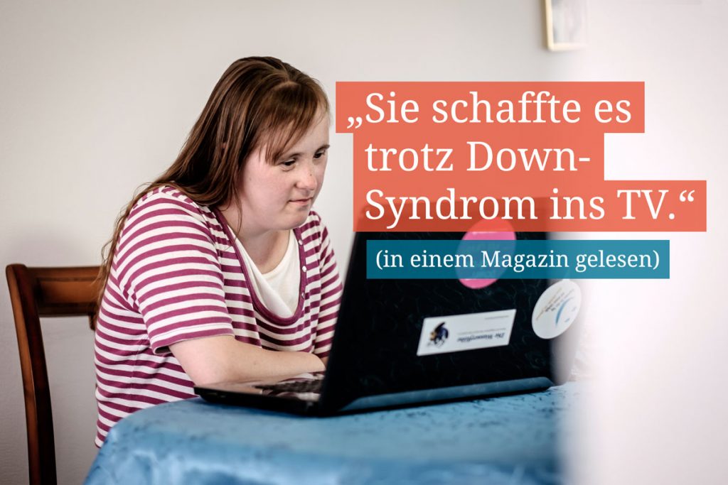 Eine Frau sitzt vor dem Laptop und daneben steht der Text: "Sie schaffte es trotz Down-Syndrom ins TV"