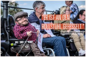 Ein Bild von Raul Krauthausen, der eine Kette in der Hand hat und auf dem Bild steht: "Er ist an den Rollstuhl gefesselt" (gelesen in einer Zeitung)
