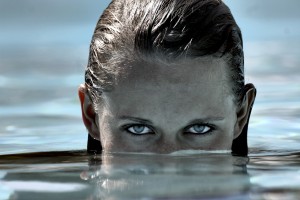 Eine Frau die aus dem Wasser blickt.