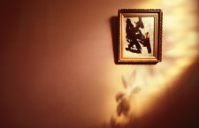 Ein kleines Bild was an der Wand hängt.