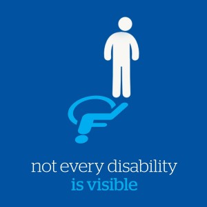 Das allgemein bekannte Icon für Rollstuhlfahrer und daraus tritt ein Männchen. Darunter steht "not every disability is visible"