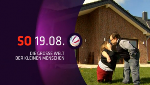 Ein Screenshot von der Ankündigung der Serie "Die grosse Welt der kleinen Menschen" auf Sat 1. Auf dem Bild sieht man ein kleinwüchsiges Paar, dass sich vor seinem Haus küsst.