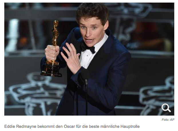 Eddie Redmayne auf der Bühne mit einem Oscar in der Hand