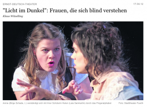 Ein Foto aus dem Theaterstück "Licht im Dunkel" am Ernst-Deutsch-Theater in Hamburg. Die blonde Lehrerin Annie verständigt sich mit ihrer taubblinden und braunhaarigen Schülerin Helen durch das Fingeralphabet.
