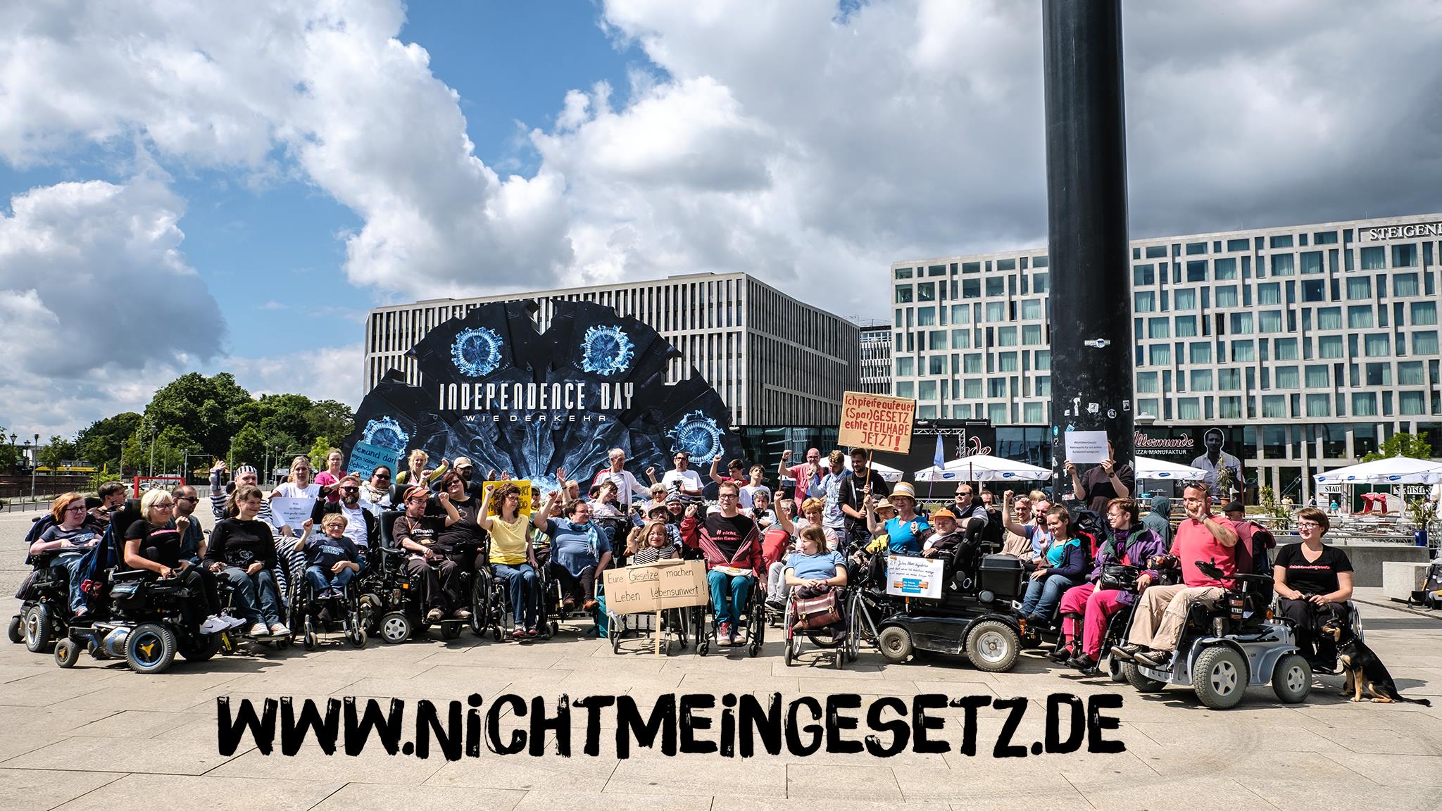 Käfig-Demo zu #NichtMeinGesetz
