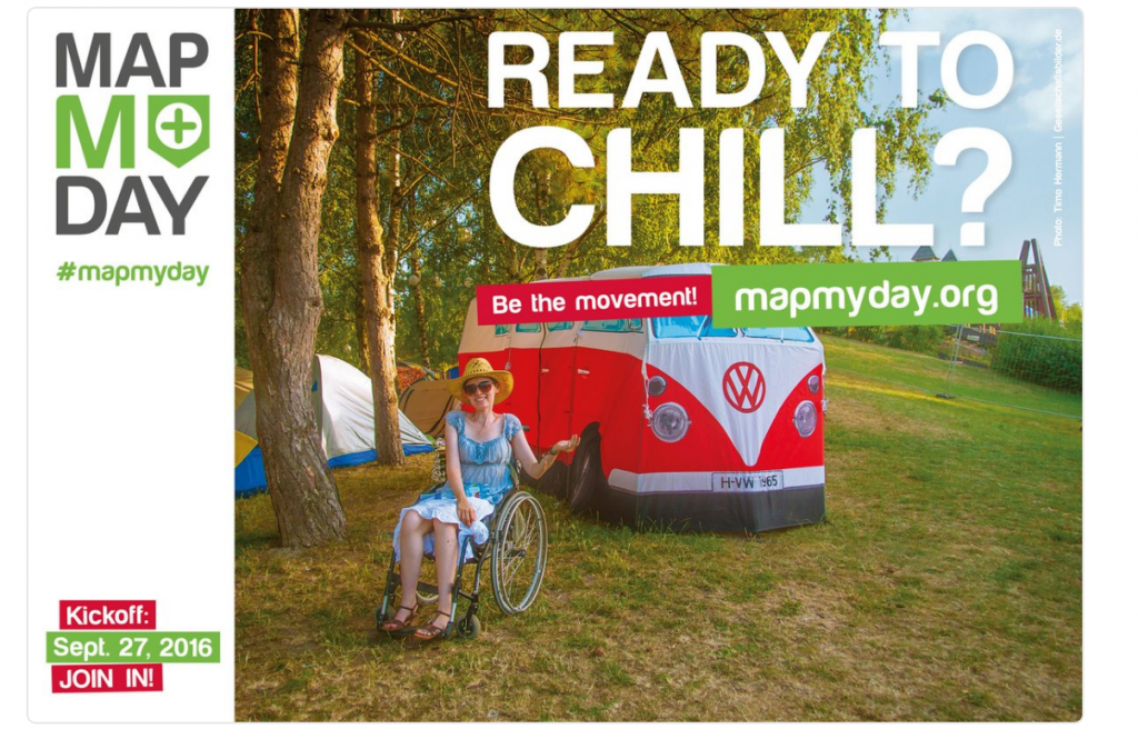 Eine Frau im Rollstuhl sitzt auf einer Wiese. Hinter ihr ist ein VW-Bus in Weiß-Rot zu sehen. Das Bild trägt die Überschrift "Ready to chill?"