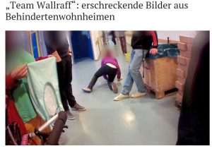 Unter der Überschrift "Team Wallraff: erschreckende Bilder aus Behindertenwohnheim" sieht man ein Foto. Darauf ein Mann der sich an einen Schrank lehnt und einer Frau mit Behinderung ein Bein stellt, sie fällt zu Boden. Ein anderer Mann steht neben ihr ohne zu helfen.