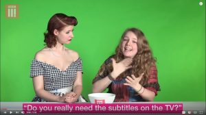 Screenshot aus der Youtube-Serie Things not to say. Zwei Frauen unterhalten sich in Gebärdensprache. Darunter steht: "Do you really need to subtitles on the TV?"