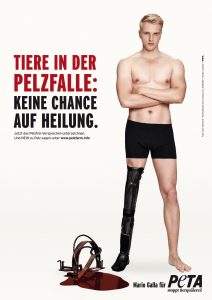 Ein Mann steht mit verschrenkten Armen und nur mit Unterhose da. Er trägt links eine Beinprothese. Neben ihm die Aufschrift: Tiere in der Pelzfalle: Keine Chance auf Heilung.