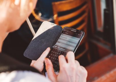 Eine Frau tippt in ihr Smartphone. Sie hat die Wheelmap geöffnet.