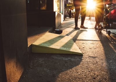 Eine hölzerne, gelbe Rampe ist in der Abenddämmerung auf der Straße zu sehen.