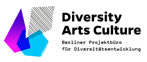 Logo von Diversity Arts Culture: Links drei verschieden eckige Formen in türkis, dunkelblau, violett, pink und schwarz. Daneben der Schriftzug in fett "Diversity Arts Culture", darunter der Schriftzug "Berliner Projektbüro für Diversitätsentwicklung"