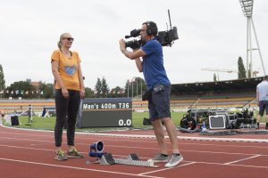 Eine blinde Athletin wird auf dem Sportplatz von einem Kameramann gefilmt