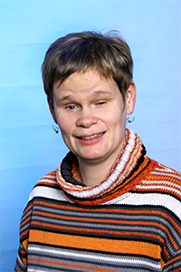 Gesa Rünker hat einen gestreiften Pulli an und lächelt in die Kamera.