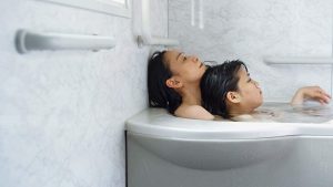 Filmausschnitt von "37 seconds". Ein Mann und eine Frau liegen in einer Badewanne.