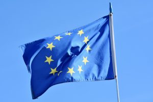 Blaue Fahne der EU mit gelben Sternen