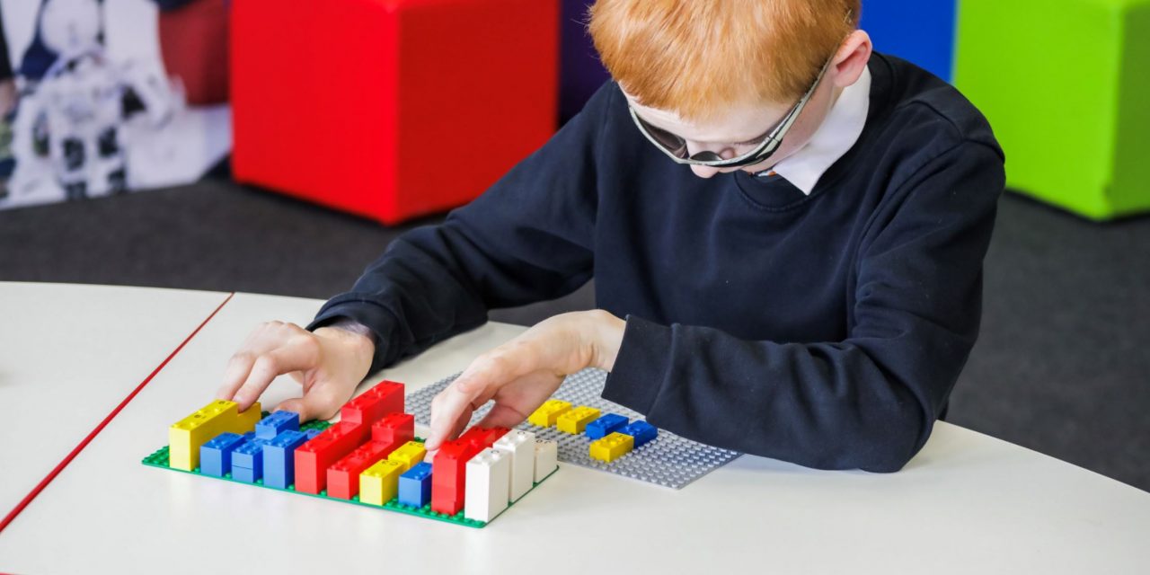 Ein blindes Mädchen erklärt uns, warum Legosteine mit Punktschrift Quatsch sind
