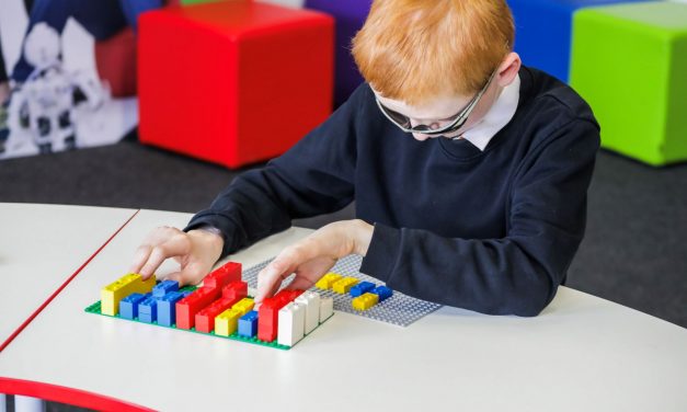 Ein blindes Mädchen erklärt uns, warum Legosteine mit Punktschrift Quatsch sind